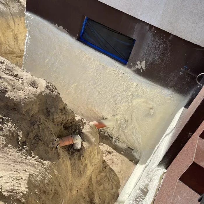 Ściana fundamentowa w odkopanym wykopie