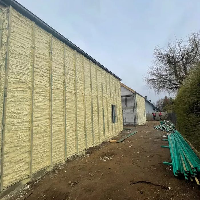 Ściana hali ocieplona od zewnątrz