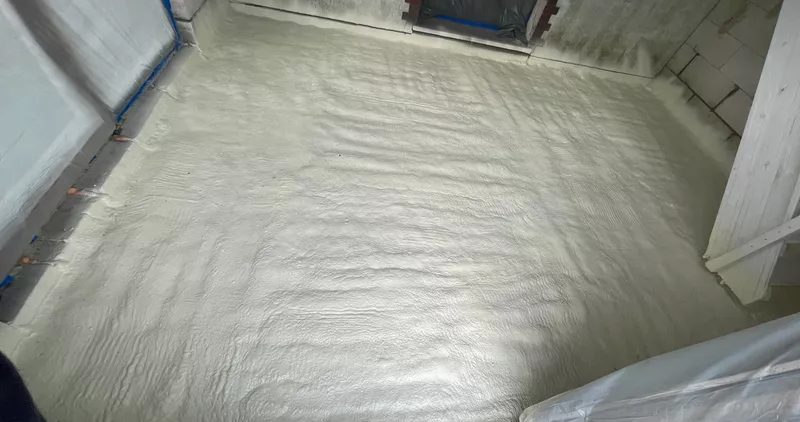 Natrysk piany na strop przed wylewką